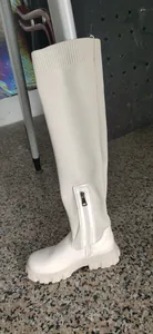 Vue détaillée d'une botte cuissarde en maille crème avec semelle épaisse et zip