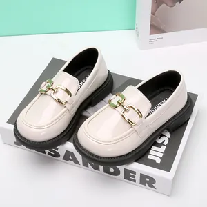 Mocassins en cuir verni de style britannique pour enfants avec boucle en métal doré