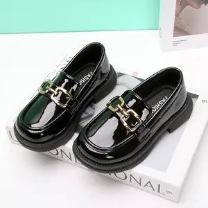 Mocassins en cuir verni noir pour enfants avec une boucle chaîne dorée élégante