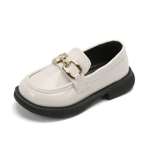 Mocassins pour enfants style britannique en cuir verni blanc cassé avec boucle dorée