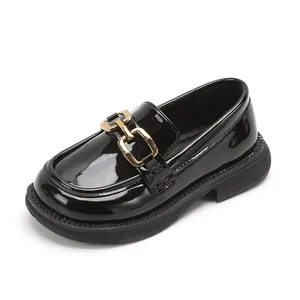 Mocassins classiques en cuir verni noir pour enfants avec boucle dorée pour l'école