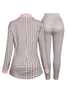Vista trasera de conjunto de dos piezas para mujer con blazer con cuello esmoquin y pantalón