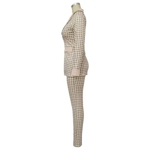 Vista lateral detallada de un conjunto de traje de dos piezas para mujer con pata de gallo