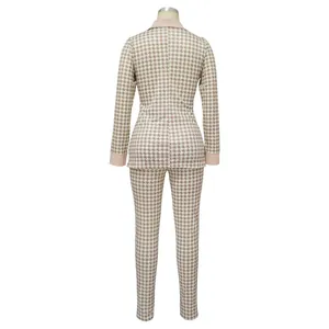 Vista trasera del conjunto elegante de americana cuello chal y pantalón pata de gallo
