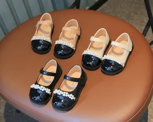 Detailansicht von Retro-Mary-Jane-Schuhen für Mädchen mit Perlen und Lacklederkappe