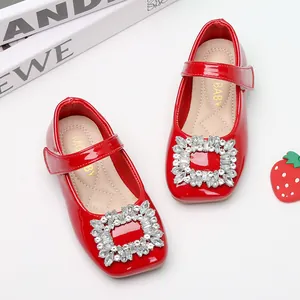 Mary Janes en cuir verni rouge pour fille avec boucle en cristal et bout carré