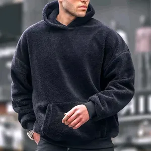Primer plano de calidad de una sudadera con capucha sherpa negra extragrande para hombre