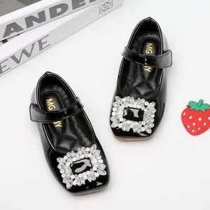 Chaussures babies en cuir verni noir pour fille avec une boucle carrée en strass brillante