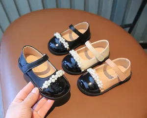 Mädchen Mary Jane Schuhe mit zweireihiger Perlenverzierung und glänzendem Zehenbereich.