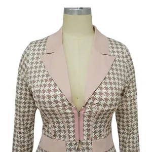 Vista detallada de una chaqueta de traje de pata de gallo con cuello chal melocotón