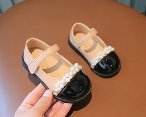 Detailansicht der Mädchen-Leder-Patchwork-Schuhe mit Perlen und schwarzer Lackkappe.