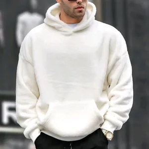 Primer plano de una sudadera con capucha de felpa blanca para hombre, corte holgado.