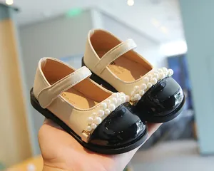 Elegante Mädchen Mary Janes mit Perlenverzierung und schwarzer Lacklederkappe