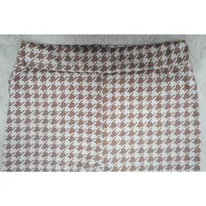 Detalle de los pantalones de traje con estampado de pata de gallo marrón y cintura elástica