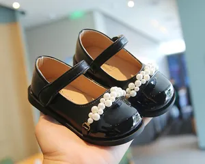 Detailansicht schwarzer Mädchen-Mary-Janes mit eleganter Perlenverzierung für Kleinkinder