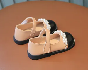 Detailansicht beige Mädchen Mary Jane Schuhe mit schwarzer Kappe und Perlenbesatz
