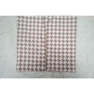 Primer plano del dobladillo de los pantalones de traje con estampado de pata de gallo