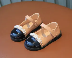 Detail der beige-schwarzen Mary Jane Prinzessinnenschuhe mit Perlen für Mädchen