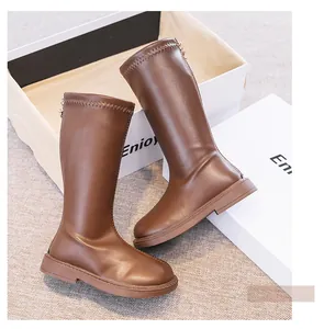 Detailansicht modischer brauner Mädchen-Stiefel mit schickem Reißverschluss hinten
