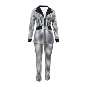 Detalle de cuello chal y estampado pata de gallo en este conjunto de traje de dos piezas mujer