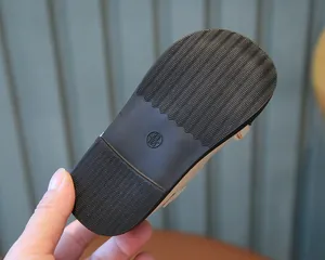 Detail der rutschfesten Gummisohle bei Vintage-Leder-Ballerinas für Mädchen