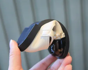 Detailansicht der hohen Flexibilität der weichen Sohle bei Mädchenschuhen mit Perlenverzierung