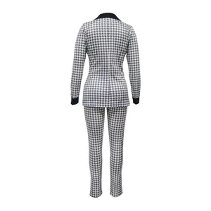Vista trasera de traje de mujer, blazer con cuello esmoquin y pantalón de pata de gallo