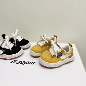 Peuter jongens wandelschoenen met zachte zool in geel en zwart canvas, casual sneakers