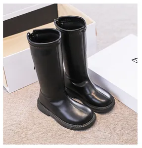Detailansicht stilvoller schwarzer Kinder-Kniehochstiefel mit Reißverschluss und Profilsohle