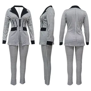 Detalle del traje de dos piezas para mujer con estampado de pata de gallo y cuello