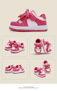 Vues détaillées de chaussures roses et blanches pour tout-petits avec des breloques