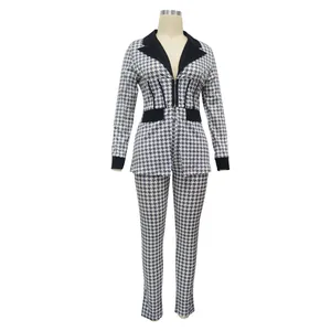 Elegante traje de dos piezas de pata de gallo con americana de cuello chal y pantalón