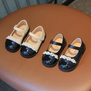 Elegantes zapatos Mary Jane para niñas con perlas, diseño retro para bebés en primavera.