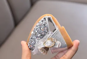 Primer plano que muestra la suela de goma flexible de los zapatos de princesa plateados