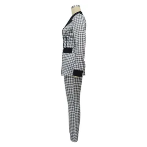 Vista lateral de conjunto de dos piezas de blazer con cuello chal y pantalón de pata de gallo