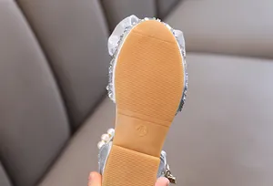 Primer plano de la suela de zapato de princesa para niña con talla 26 y textura antideslizante