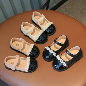 Elegantes zapatos Mary Jane de princesa para niña con perlas y puntera de charol