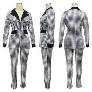 Vista frontal, lateral y trasera del conjunto de blazer y pantalón de cuadros