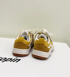Detail achteraanzicht van gele baby loopschoenen met zachte zool voor jongens van 1-2 jaar.