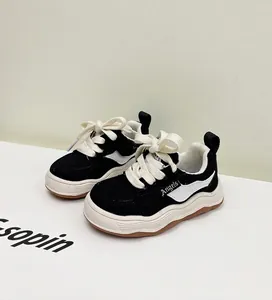 Zwart-witte loopschoenen voor peuters met zachte zool en geborduurd detail