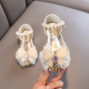 Elegantes zapatos de princesa dorados para niñas con tira de perlas y lazo de encaje