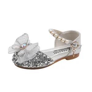 Elegantes zapatos de princesa plateados con purpurina, encaje de mariposa y perlas