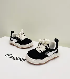 Detailweergave van stijlvolle zwart-witte peuter loopschoenen met een zachte zool
