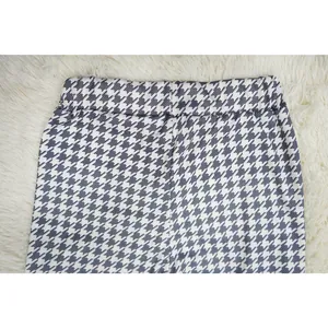 Detalle de primer plano de pantalones de pata de gallo blanco y negro con elástico