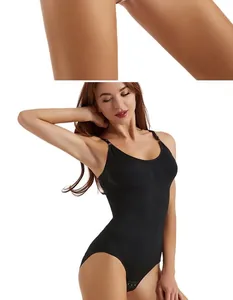 Vista detallada de un body moldeador negro sin costuras con control de abdomen