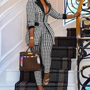 Detalle de un conjunto de blazer y pantalón con cuello chal para mujer en pata de gallo
