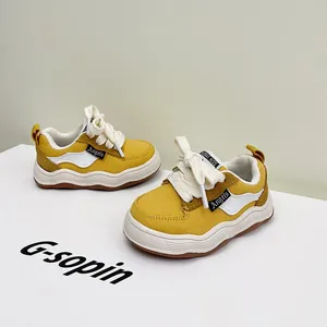 Gele zachte baby loopschoenen voor peuter jongens in een leuke casual sneaker stijl