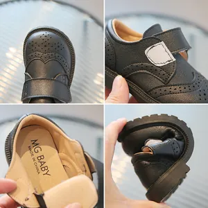 Klassische britische Kinderschuhe aus Leder mit Klettverschluss und Brogue-Details