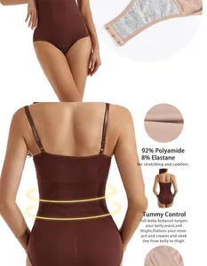Detalle de body moldeador marrón sin costuras con control de abdomen e información de tela