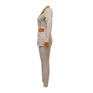 Perfil lateral de un conjunto de traje de pata de gallo marrón con americana de cuello chal.